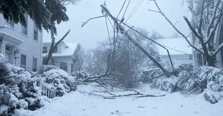 বরফে ঢেকে গেছে একটি বাড়ি